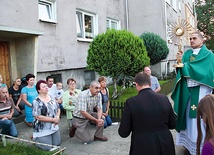 Biskup Włodarczyk błogosławi domy w Zarańsku.
