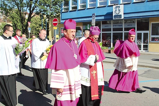 ▲	Biskupi: Roman Pindel, František Lobkovicz i Piotr Greger na czele procesji.