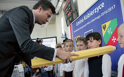 Po przemówieniach odbyło się pasowanie na uczniów pierwszoklasistów. Aktu dokonał m.in. Marek Michalak.