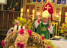 ▲	Abp Górzyński poświęcił wieńce, które przynieśli do świątyni rolnicy.