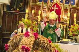 ▲	Abp Górzyński poświęcił wieńce, które przynieśli do świątyni rolnicy.