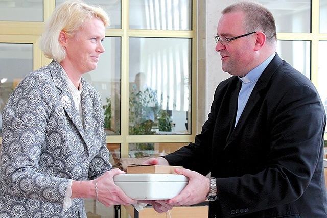 ▲	Konsul ambasady Estonii Tiina Tarkus odebrała książkę z biblioteki seminaryjnej.