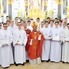 Nowo ustanowieni ceremoniarze otrzymali krzyże od biskupa Rudolfa Pierskały.