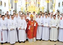 Nowo ustanowieni ceremoniarze otrzymali krzyże od biskupa Rudolfa Pierskały.