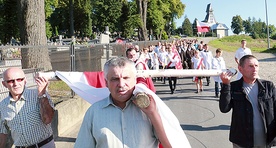 Na początku niesiony jest duży brzozowy krzyż z narodowymi barwami.