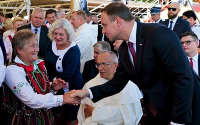 ▼	Prezydent Andrzej Duda pozdrawia rolników niosących do ołtarza chleb wypieczony  z tegorocznych ziaren zbóż.