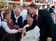 ▼	Prezydent Andrzej Duda pozdrawia rolników niosących do ołtarza chleb wypieczony  z tegorocznych ziaren zbóż.