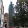 ▲	Wieża katedralna w remoncie.
