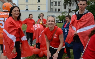 Przechodniów zaprosili do poloneza