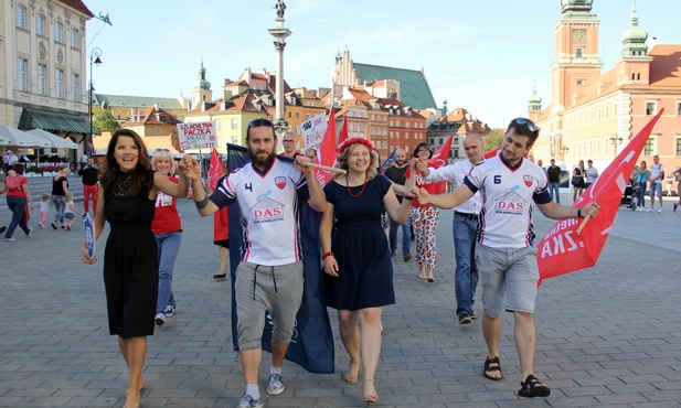 Poloneza zatańczyła też aktorka Joanna Jabłczyńska, ambasador akcji