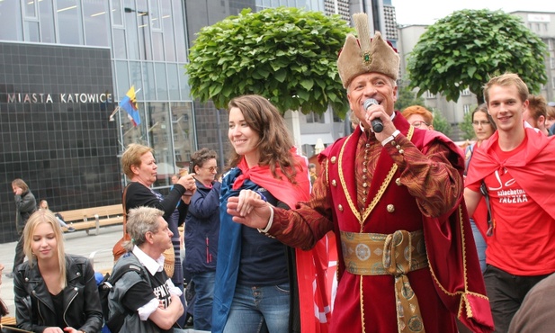 Piotr Hankus z Zespołu Pieśni i Tańca „Śląsk” prowadzi poloneza