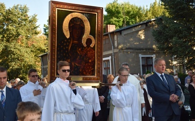 Lektorzy parafii Wniebowstapienia Pańskiego w Żyrardowie niosą ikonę Czarnej Madonny