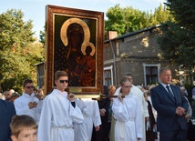 Lektorzy parafii Wniebowstapienia Pańskiego w Żyrardowie niosą ikonę Czarnej Madonny