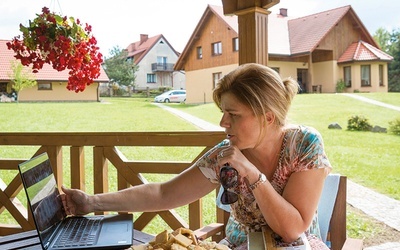 Pisarka od 5 lat pracuje w domu. Czasem wynosi laptop do altany, żeby czerpać natchnienie z przyrody.