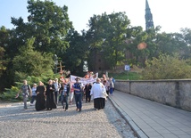 Pątnicy w drodze do Sulisławic