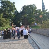 Pątnicy w drodze do Sulisławic