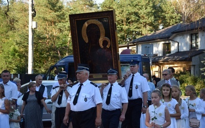 Ikona Czarnej Madonny niesiona przez strażaków w asyście bielanek