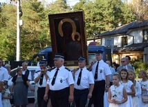 Ikona Czarnej Madonny niesiona przez strażaków w asyście bielanek