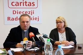 Małgorzata Gębska i ks. Robert Kowalski zachęcają wszystkich, którzy potrzebują wsparcia do skorzystania z programu