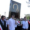 Przedstawiciele mlodzieży z parafii w Baranowie niosa ikonę Matki Bożej w procesji
