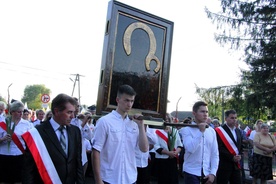 Przedstawiciele mlodzieży z parafii w Baranowie niosa ikonę Matki Bożej w procesji