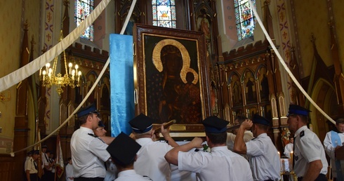 Strażacy wnoszą obraz Matki Bożej do kościoła w Wiskitkach