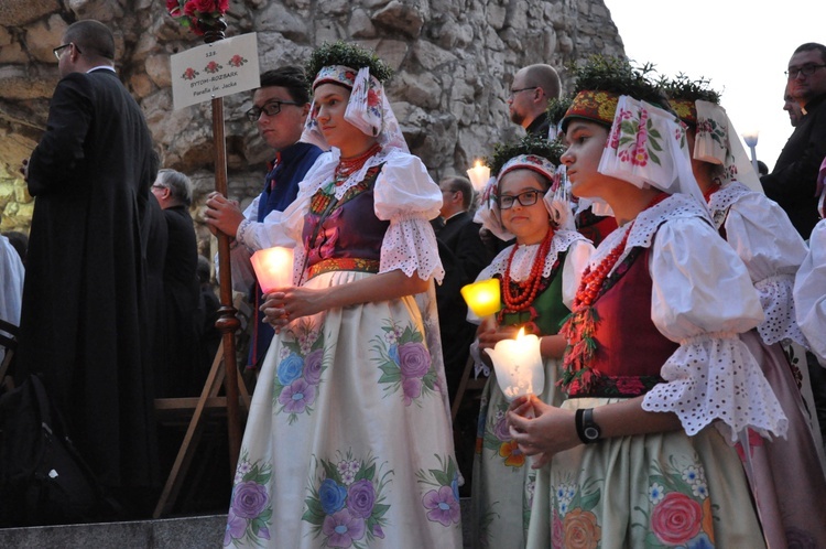 Nabożeństwo ze świecami na Górze Świętej Anny