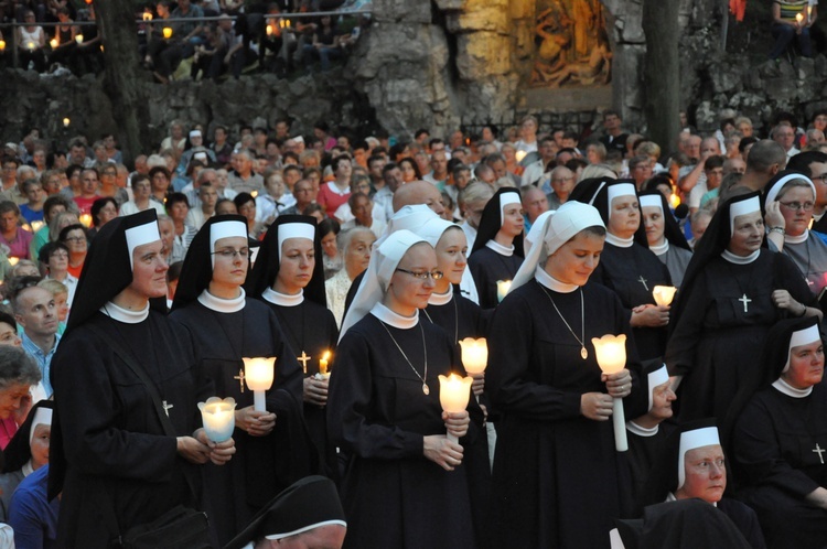 Nabożeństwo ze świecami na Górze Świętej Anny