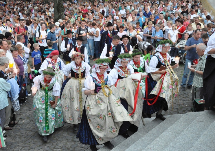 Nabożeństwo ze świecami na Górze Świętej Anny