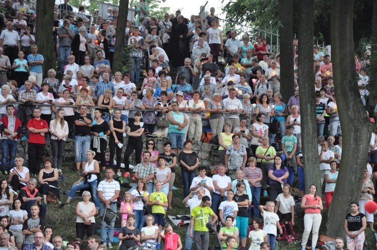 Nabożeństwo ze świecami na Górze Świętej Anny