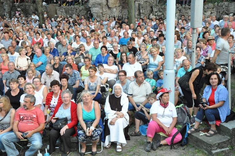 Nabożeństwo ze świecami na Górze Świętej Anny