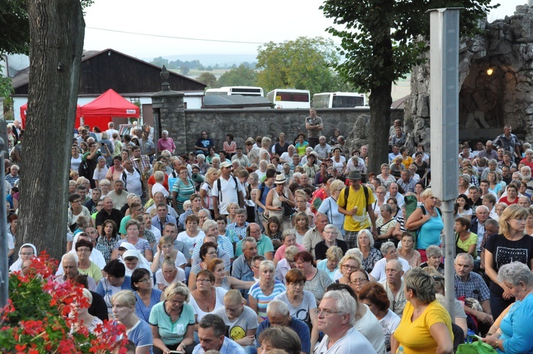 Nabożeństwo ze świecami na Górze Świętej Anny