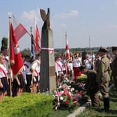 Przed mogiłą żołnierską na cmentarzu w Kozłowie Szlacheckim złożono wiązanki kwiatów