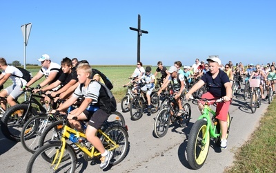 Tą samą drogą, którą za klka dni przejdzie diecezjalna pielgrzymka dzieci, przejechali teraz uczestnicy rajdu rowerowego z Przasnysza do Rostkowa