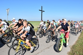 Tą samą drogą, którą za klka dni przejdzie diecezjalna pielgrzymka dzieci, przejechali teraz uczestnicy rajdu rowerowego z Przasnysza do Rostkowa
