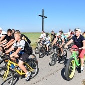 Tą samą drogą, którą za klka dni przejdzie diecezjalna pielgrzymka dzieci, przejechali teraz uczestnicy rajdu rowerowego z Przasnysza do Rostkowa