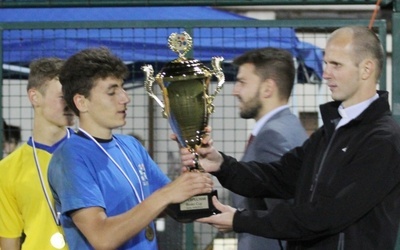 Superpuchar wręczyli: inicjator ministranckich rozgrywek piłkarskich Bosko Cup ks. Marcin Pomper i wójt Jaworza Radosław Ostałkiewicz.