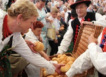 Każdy został obdarowany bułeczkami z tegorocznej mąki