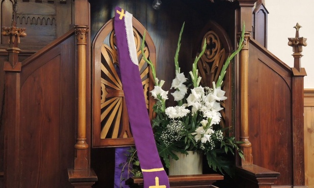 W konfesjonale, w którym pośługiwał przez dziesięciolecia, parafianei wstawili kwiaty