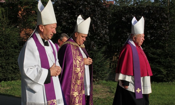 Od lewej biskup: Jan Zając, Piotr Greger i Kazimierz Górny