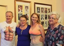 Eleonora Rosmańska (z lewej) i Helena Kładko (z prawej) z artystami Marzanną Graff i Aleksandrem Mikołajczakiem po spektaklu.