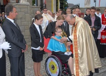 Ks. proboszcz Czesław Paszyński podaje relikwiarz św. Faustyny 