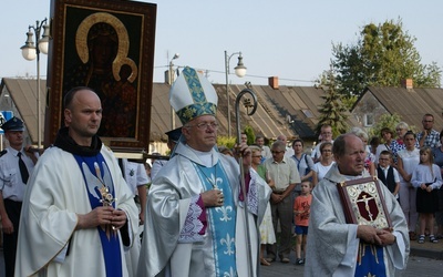 Procesja z obrazem Matki Bożej Częstochowskiej w Guzowie