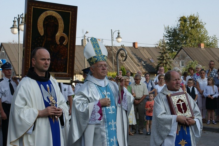 Procesja z obrazem Matki Bożej Częstochowskiej w Guzowie