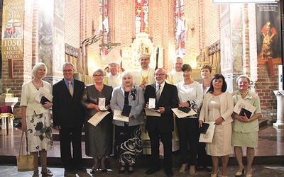 Osoby uhonorowane diecezjalnym wyróżnieniem otrzymują specjalny dyplom oraz odznaczenie w formie krzyża.