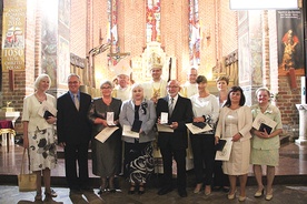 Osoby uhonorowane diecezjalnym wyróżnieniem otrzymują specjalny dyplom oraz odznaczenie w formie krzyża.