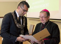 Biskup Regmunt do 2015 roku pełnił funkcję ordynariusza diecezji zielonogórsko-gorzowskiej.