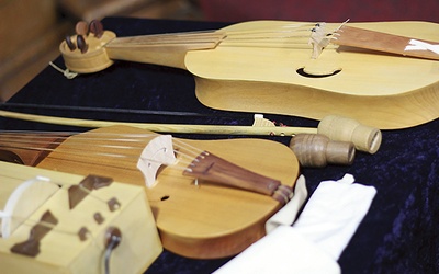 Słuchając dźwięku replik średniowiecznych instrumentów, można usłyszeć muzykę przeszłości.