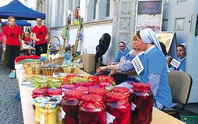 Magdalenki z zaangażowaniem odpowiadały na pytania,  a wierni równie chętnie kupowali ich produkty.  Pieniądze ze sprzedaży zasilą fundusz Ogniska Wychowawczego dla Dziewcząt.