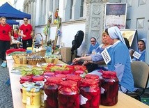 Magdalenki z zaangażowaniem odpowiadały na pytania,  a wierni równie chętnie kupowali ich produkty.  Pieniądze ze sprzedaży zasilą fundusz Ogniska Wychowawczego dla Dziewcząt.